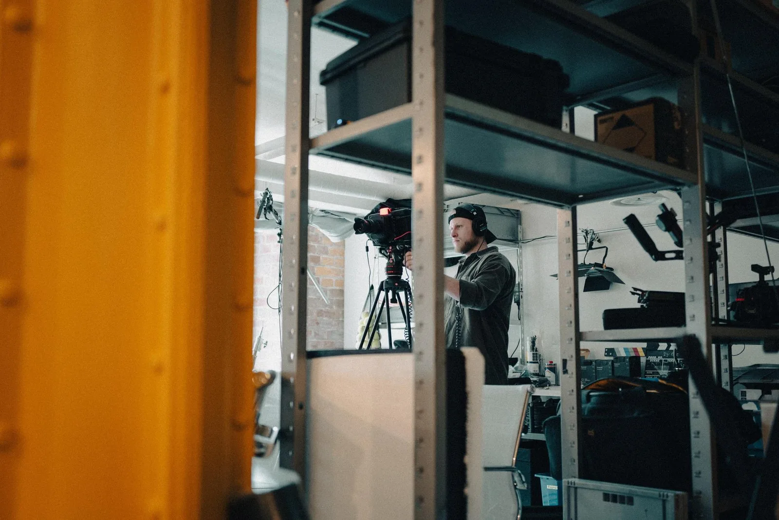 Florian Karg bei der Arbeit am Set